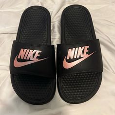 Never Worn Nike Slides Rose Gold Girly Shoes Sneakers, Nike Sandals Women, Pink Nike Slides, Nike Benassi Slides, Black Pink Rose, Slides Nike, Nike Slippers, Cc Shoes, Nike Sandals