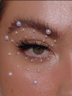 Make Up Look With Pearls, Pearl Bead Makeup, Pearl Prom Makeup, Perl Make Up, Makeup Looks Pearls, Goddess Costume Aesthetic, Pearl Eyelashes, Face Pearls Makeup, Pearls On Face