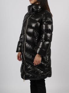 Tatras down jacket, in chevron quilted shiny nylon. - FW23 - Funnel neck with snaps - Zip closure - Handwarmer pockets with hidden zip - Elasticated cuffs - Drawstring hem - Made in Poland - 100% Polyamide Lake Maggiore, Frosty Morning, Luxury Outerwear, Chevron Quilt, Gorgeous Bags, Diamond Quilt, Funnel Neck, Yoga Wear, Beautiful Shoes