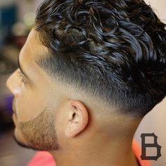 Coiffure Slicked Back sur cheveux bouclés + Dégradé à blanc Faded Haircut, Haircut Ideas Trendy, Curly Hair Fade, Men's Hairstyle, Trendy Hairstyle