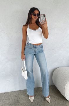 Light Washed Jeans Outfit, Mid Rise Jeans Outfit, Light Blue Outfits, Light Wash Jeans Outfit, Spn Dr, Midrise Jeans, Mid Rise Straight Leg Jeans, Shot Book, Chic Jeans