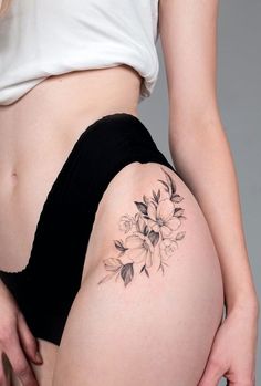 Awesome Floral Hip Tattoo Idea For Girls Pelvic Tattoos, Tatuaje Studio Ghibli, Small Thigh Tattoos, Flower Hip Tattoos, Side Hip Tattoos, Hip Tattoo Designs, Side Thigh Tattoos, Tato Minimal, Floral Thigh Tattoos