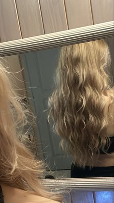 mes cheveux ont tellement poussés!! #blondehairstyles #blondebalayage #blondhair #hair #curlyhairstyles #curly #cheveuxbouclés #coiffure Long Blonde Hair Middle Part, Frizzy Blonde Hair Aesthetic, Wavy Light Blonde Hair, Blonde Thick Wavy Hair, Waist Length Hair Blonde, Blonde 2b Hair, Natural Wavy Hair Blonde, Wavy Prom Hair, Wavy Blonde Hair Naturally