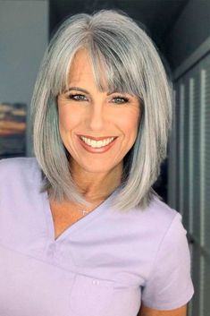 Mode Over 50, Grey Hair With Bangs, Tan Skin Blonde Hair, Hairstyles For Older Women, Bob Hairstyles With Bangs, Layered Haircut, Long Bob Hairstyles, Haircuts With Bangs, Medium Hair Cuts