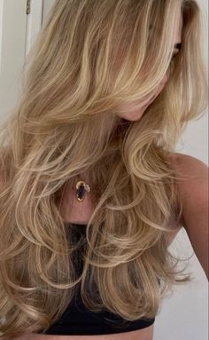 Butterfly haircut: inspirações para o corte de cabelo do momento Hairstyles For Layered Hair, Blowout Hair, Hair Stylies, Haircuts Straight Hair, Long Blonde, Hair Stylist Life, Haircuts For Long Hair, Long Blonde Hair