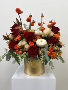 Halloween Flower arrangement roses bouquet centerpiece florist shop Los Angeles fall aesthetic Professional Flower Arrangements, How To Make Fake Flower Arrangements, Spooky Flower Arrangements, Masculine Flower Arrangements, Aesthetic Losangeles, Halloween Flower Arrangements, Halloween Bouquet, Holiday Flower Arrangements, Eucalyptus Flowers