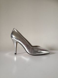 omaggio a rebecca horn scarpa decolleté in vera pelle color argento lucido. numero 38. mai state indossate. Metallic Silver Heels With 4-inch Heel For Formal Occasions, Modern Metallic Pointed Toe Heels, Metallic Shiny Heels For Formal Occasions, Metallic Silver Modern Heels For Formal Occasions, Modern Metallic Silver Heels For Formal Occasions, Modern Silver Heels For Night Out, Elegant Shiny Silver Heels, Silver Shiny Heels For Formal Occasions, Formal Silver Shiny Heels