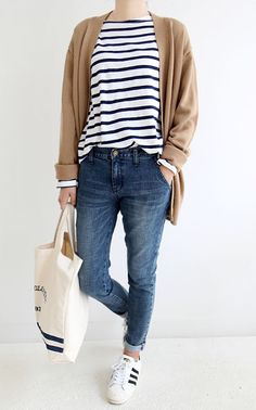 alt: fashion skinny jeans casual striped tee light brown cardigan fall layers simple Casual Jeans Outfit Spring, Jjill Outfits, Tokyo Outfits, Casual Weekend Outfit, Mode Tips, School Clothes, Mama Style, Alaska Cruise