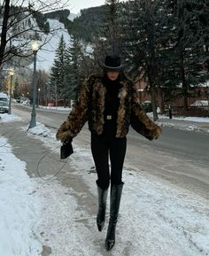 Dinner Outfit Winter, Ski Trip Outfit, Mountain Fashion, Apres Ski Outfits, Fur Outfit, Fur Coat Outfit, Kelsey Merritt, Ski Style, Colorado Outfits