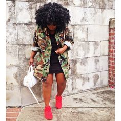 Flex.🌹 Black Dress Camo Jacket Outfit, Cute Outfits With Tennis Shoes Black Women, Concert Outfit With Tennis Shoes, Style A Tennis Dress, Concert Outfit Tennis Shoes, Black Dress With Tennis Shoes, Tennis Shoes Outfit, Concert Fashion, Outfit Chic