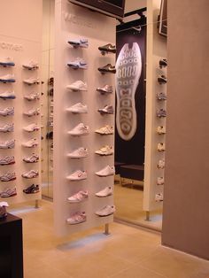 Display Shoes, Shop Window Stickers, Creative Shoes, Shop House Ideas, Shop House Plans, Sneaker Stores, Boutique Interior