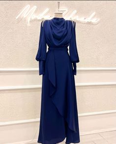 Satin Dresses Hijab, Elegant Silk Dresses, Cute Red Dresses, Modest Evening Dress, Fashion Dresses Formal, Modest Dresses Fashion, Hijab Look, Blouse Casual Fashion, Soiree Dress