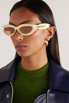 The curved lines of Bottega Veneta Eyewear's sunglasses help to carve out cheekbones and lift your face, especially when adding contour and highlighter. Designed to look as though they're padded, they have thick acetate frames layered with gold-tone metal. Vintage Steampunk, Cat Eye Sunglasses Women, Sophisticated Outfits, Estilo Punk, Color Lenses, Oval Frame, Grey Lenses, Luxury Vintage, Costume Party