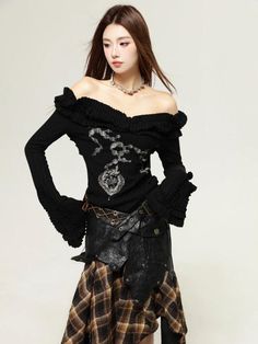 Mit diesem atemberaubenden Top mit Cut-Out-Schultern verleihen Sie Ihrer Garderobe einen Hauch von Fairy Grunge. Das schulterfreie Design, kombiniert mit aufwendigen Spitzendetails und einem gerüschten Ausschnitt, sorgt für einen einzigartigen, kantigen Look. Dieses Top ist perfekt für Lagenlooks oder zum alleinigen Tragen. Es ist vielseitig und stilvoll und somit ein Must-have für jede modebewusste Person.



 Feenhafte Grunge-Ästhetik

 Weiches Material

 Ausgeschnittenes Detail an der Schulter

 Elastische Träger an der Schulter

 Gerüschte Träger

 Aufdruck der Halskette mit Kreuz und Herz auf der Vorderseite

 Rüschendetails an Hals und Manschetten

 Schulterfrei

 Lange Ärmel

 Ausgestellte Manschetten

 Baumwolle Grunge Cut, Cut Out Shoulder Top, Fairy Grunge Aesthetic, Crop Pullover, Denim Hoodie, Cross Heart, Jogger Pants Casual, Estilo Grunge, Ruffled Neckline