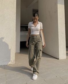 Kargo Outfits, Outfit With Green Cargo Pants, Green Cargo Pants Outfit Winter, How To Style Green Cargo Pants, Outfits With Green Cargo Pants, Cargo Pants Outfit Girl, Ootd Cargo, Green Cargo Pants Outfit, Cargo Fit