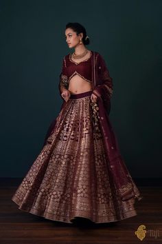 Lehenga Designs Banarasi, Brocade Silk Lehenga, Brown Banarasi Lehenga, Banasari Lehenga, Banaras Lehenga Designs, Banarasi Outfit Ideas, Banarasi Lehenga Sabyasachi, Silk Lehenga Blouse Designs, Silk Lehenga Designs Latest