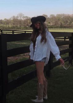 Western Ig Pictures, Farm Summer Outfits, Feminine Country Aesthetic, Country Aesthetic Outfit Women, Country Rodeo Outfits, Spring Cowgirl Outfits, Soft Country Aesthetic Outfit, Country Girl Outfits Aesthetic, Cowboy Girl Aesthetic