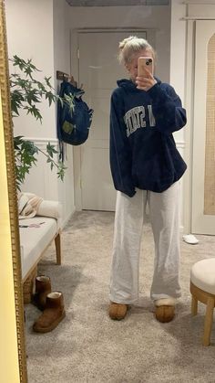 Cosy College Outfit, Stylish But Comfy Outfits, Outfits With Slipper Uggs, Outfit Ideas Winter Sweatpants, Hoodie Pajama Outfit, Outfit Idea With Sweatpants, Oversized Sweatshirt Outfit Aesthetic, Hoodie Comfy Outfit, Ugg And Sweatpants Outfit