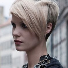 short hair - could be done straight or curly Blond Pixie, Kort Pixie, Longer Pixie Haircut, Hairstyles Straight, Hair Bangs, Short Layered Haircuts, Long Bangs