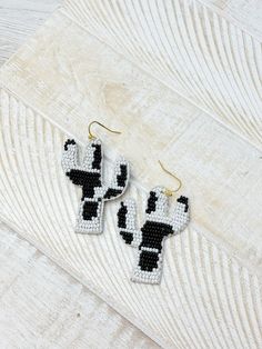 2.50"L Lead Compliant & Nickel Free Beaded Cow, Native American Beaded Earrings, Seed Beading, Beaded Jewlery, Seed Bead Patterns, Native American Beading, Beading Projects, Bead Patterns, Bead Jewellery