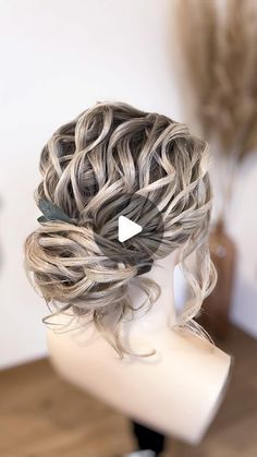 Willemijn Vlot • Hairdo by Mijntje • Bruidsstyliste on Instagram: "Curly updo tutorial 🌿🥰 Watch, Save & Learn ❤️  . . . #hairstyling #instahair #hairdo #hairstyle #hairstyles #hairinspo #hairinspiration #hairvideo #beyondtheponytail #weddinghair #weddinghairstyle #weddingupdo #weddingupdos #updo #bridalhair #updos #updostyle #braids #braidedhair #hairdobymijntje  #hairofinstagram #hairgoals #hairtutorial #weddinghairstyles #bridalhairstyle  #stylistssupportingstylists  #haircrush #bridalupdo #bridehairstyle #bridalhairstyles" Medium Length Wedding Updo, Low Bridal Bun Tutorial, Bridgerton Updo Hairstyles, Shoulder Length Hair Updo Wedding, Face Framing Updo, Loose Curl Updo, Curly Updo Tutorial, Curly Hair Updo Wedding