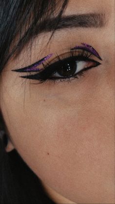 Graphic Liner Purple, Black And Purple Eyeliner, Simple Eyeliner Makeup, Purple Eyeliner Makeup, Subtle Graphic Liner, Red And Purple Makeup, Eye Glitter, Snake Eyeliner, Purple Lipstick Looks