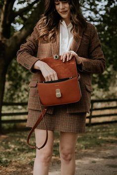 Sézane Milo Classic Bag with matching houndstooth blazer and skirt outfit. Sezane Bag, Blazer And Skirt Outfits, Outfits Faldas, Outfits Lookbook, Black Opaque Tights, Jeans Outfit Fall, Fall Transition Outfits