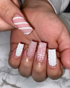 Winter Nails Easy Design, Short White Christmas Acrylic Nails, Winter Nail Sets Acrylic, Winter Nails Short Coffin, Medium Square Acrylic Nails Christmas, Christmas Nail Sets Short, Cute Christmas Nails Square, Pink Winter Nails Short