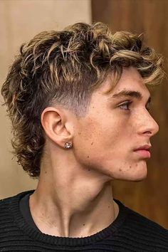 Butterfly Haircut Ideas for a Fun, Feminine Look Classic Mullet, Modern Mullet Haircut, Fade Mullet, Mens Haircuts Short Hair, Men Haircut Curly Hair, Taper Fade Haircut, Mens Hairstyles Thick Hair, Wavy Hair Men