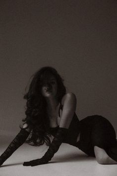 Dark Photoshoot Aesthetic, Photosession Ideas Women, Poses On Chair, Black Photoshoot, Visual Photography, Photo Glamour, Woman Photoshoot, Women Photoshoot, Glamour Photo Shoot