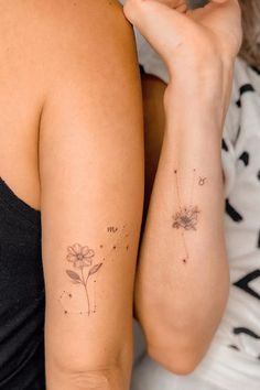 tatuajes minimalistas en el brazo para madre e hijas con flores y constelaciones de estrellas