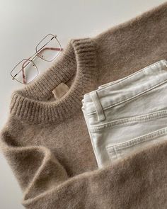 Flat Lay Photography Clothing, Flat Lay Photography Fashion, Flatlay Clothes, Anthropologie Clothing, Scrub Corpo, Cosy Outfit, Denim Ideas, Flatlay Styling, Flat Lay Photography