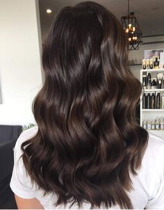 Braune Haare mit blonden Strahnenfrische Ideen fur die nachste FrisurIn Leben jedes Menschen kommt ein Momentin dem wir eine Veränderung brauchenManchmal ist es eine Renovierungein bisschen... Dark Brown Demi Permanent, Dark Brown Hair Single Process, Curled Dark Hair, Dark Brown Hair Chestnut, Cool Burnett Hair Color, Dark Mocha Brown Hair Color, Deep Winter Hair Color Palette, Brown Hair Colors Cool Tone, Dark Bitter Chocolate Hair