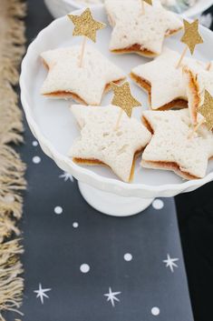 sandwiches with gold stars on them are $ 1, 500 unidad for lunch