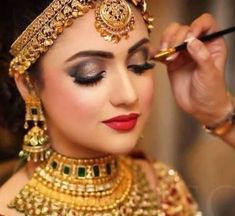 Best Beauty Parlour and Makeup for Ladies at Home in Vipin Khand Beauty Parlour Makeup, Makeup Artist Course, Bridal Makeup Services, Reception Stage, Hall Decorations, Make Up Gold, Pakistani Bridal Makeup