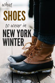 Do you have plans to visit New York city and want to know what shoes to wear in New York winter? Here is a breakdown of the best walking shoes for NYC, snow boots, and rain boots so you can be prepared for your time in New York Shoes To Wear In Winter, Best Shoes For Winter, Christmas In New York Outfits, Winter Outfits Canada, Nyc Snow, Shoes For Winter, Nyc Vacation