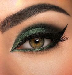 Green Dress Makeup, Dark Green Eyes, Green Eyeshadow Look, Green Smokey Eye, Cute Eyeshadow Looks, Prom Eye Makeup, Eyeshadow For Blue Eyes, Prom Makeup Looks