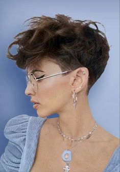 Short Hairstyle Women Wavy Hair Pixie, Side Braids Hairstyles, Queer Hair, Short Hairstyles Ideas, Messy Pixie Haircut, Pixie Haircut Ideas, Side Braids, Dramatic Hair, Short Hair Images