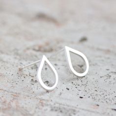 Minimalist Sterling Silver Drop Earrings For Everyday, Everyday Minimalist Sterling Silver Drop Earrings, Everyday Minimalist Sterling Silver Drop, Minimalist Sterling Silver Teardrop Earrings, Minimalist Drop Teardrop Earrings As Gift, Minimalist Sterling Silver Water Drop Jewelry, Minimalist Water Drop Sterling Silver Jewelry, Tiny Teardrop Minimalist Earrings, Minimalist Pear-shaped Earrings For Gift