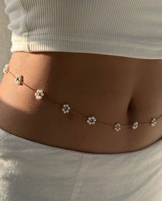 Pearl Back Chain, Jewelry Inspo Aesthetic, Accecoris Fashion, Pearl Accessories Outfit, Belly Jewelry Chain, Belly Chain Aesthetic, Belly Chain Outfit, Diy Waist Chain, Waist Chain Outfit