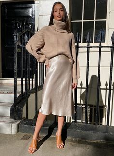 Slip Skirt Outfit Winter, Slip Dress Outfit Winter, Slip Skirt Outfit, Slip Dress Outfit, Look Adidas, Estilo Indie, Skandinavian Fashion, Winter Skirt Outfit