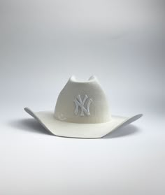 #0037 SAMPLE 21.03.2024 Clean White Yankee (NY) BY Monsieur M Luxury Vintage Fitted Cowboy Hat, Beige Ny Hat, White Yankees Hat, New York Yankees Hat Aesthetic, Country Core, New York Yankees Hat, New York Hat, Straw Hats