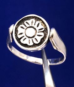 * Vintage Sterling Silver Flower Kissing Couple Silhouette Reversible Flip Ring * Ring size: 9.0 * Top of ring measures: 1/2" x 1/2" * Band width: 2.47 mm * Ring weight: 5.7 g * Marked: 925 * Ring can be resized for an additional fee. * Condition: As pictured. * S5711    Exported By ExportYourStore :) Flip Ring, Couple Silhouette, Kissing Couples, 925 Ring, Sterling Silver Flowers, Silver Flowers, Ring Ring, Vintage Sterling Silver, Favorite Jewelry