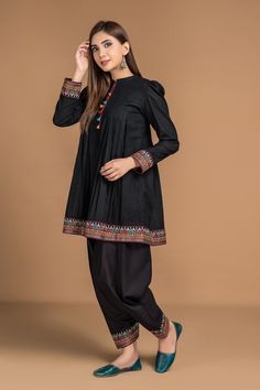 Shalwar Frock Designs, Simple Black Dress Casual Pakistani, Tredisnal Dress, Short Frocks, Design Kurta, Pakistani Fashion Casual, Gaun Fashion, Stylish Short Dresses, Pakistani Dresses Casual