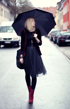 Rainy days... tulle skirt. Rainy Day Street Style, Rainy Day Fashion, Black Pleated Skirt, Rainy Day Outfit, Mode Inspiration, Style Outfits, Rainy Days, Look Cool, Fashion Photo