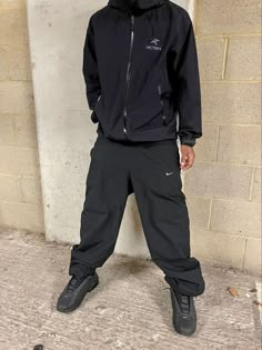 All Black Gorpcore, Stone Island Pants Outfit, Arcteryx Outfit Street Styles, Arcteryx Outfit, Black Pants Outfit Men, Arcteryx Jacket, Pants Outfit Men, Streetwear Inspo