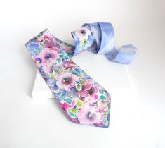 Cravate en soie peint main fleurie, cravate fleurs en soie, cravate florale bleu et verte, cadeau pour femme ou homme Blue Floral Print Tie As Gift, Small Garden Flowers, Green Floral Tie, French Paintings, Fashion Shops, Flower Tie, Silk Necklace, Purple Gift, Bleu Pastel