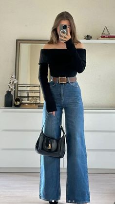 Cool Girl Date Outfit, Outfits 20 Year Olds, Birthdays Dinner Outfits, Casual Jeans And Heels Outfit, Boot Leg Jeans Outfit Fall, Trendy Trouser Outfit, Feminine Outfits Aesthetic Winter, Fall Fits Classy, Spain Aesthetics Outfit Winter