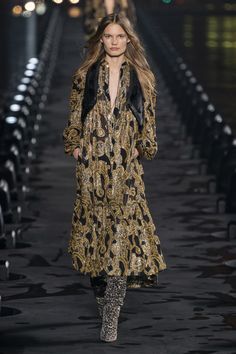 Boho Baddie, Fashion Week Dresses, Sequin Suit, Fitness Fashion Outfits, Yves St Laurent, Tuna Casserole, Fashion Week Spring 2020, Spring Work Outfits, 2020 Runway