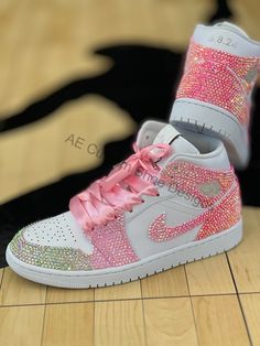 Pink And White Sneakers, New Converse Shoes, Nikes Shoes, Cute Casual Shoes, Bedazzled Shoes, Casual Shoes Women Sneakers, Nike Shoes Women Fashion, Pretty Sneakers, Shoe Designs